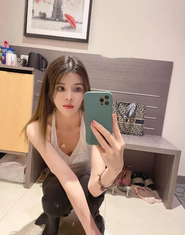 马群神似李若彤姑娘