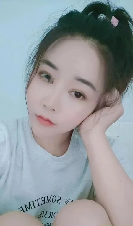 小巧玲珑骚逼少妇