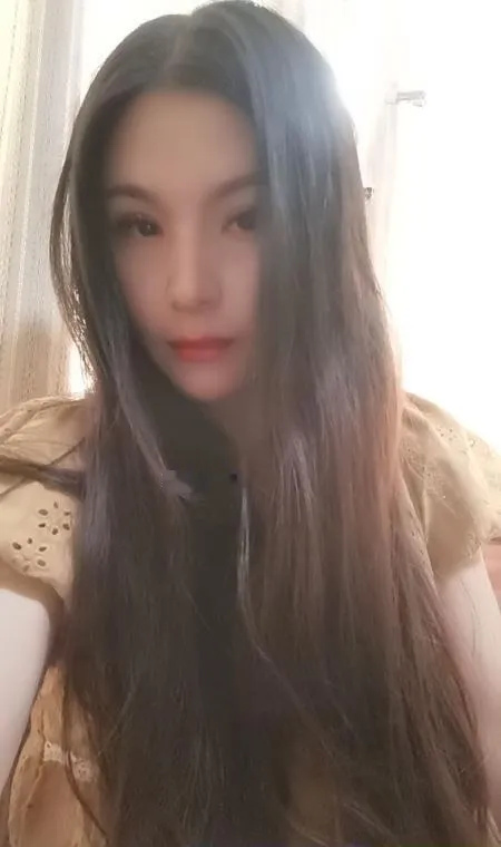 汉口火车站娇小女人