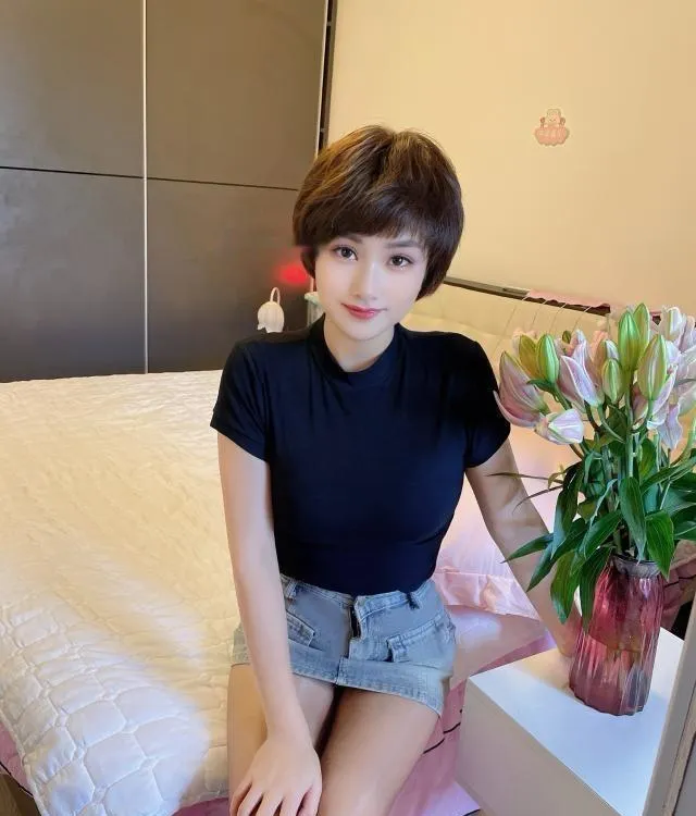 黄埔黑丝制服御姐