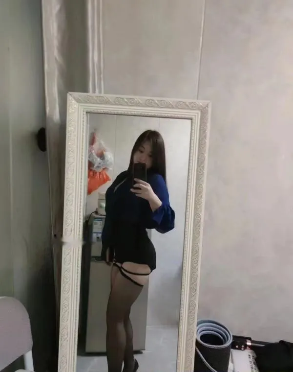 前凸后翘丫头
