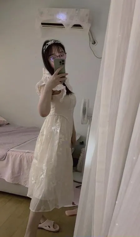 南山温柔眼镜妹