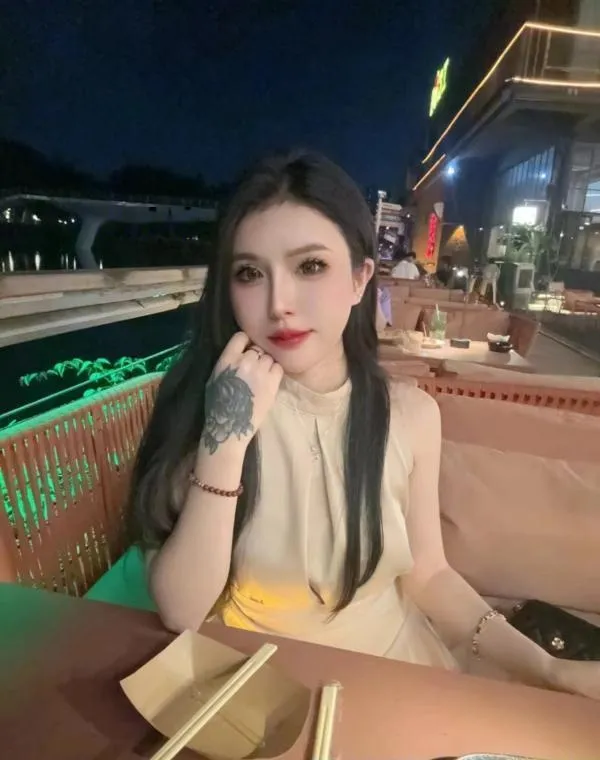 制服美臀希尔