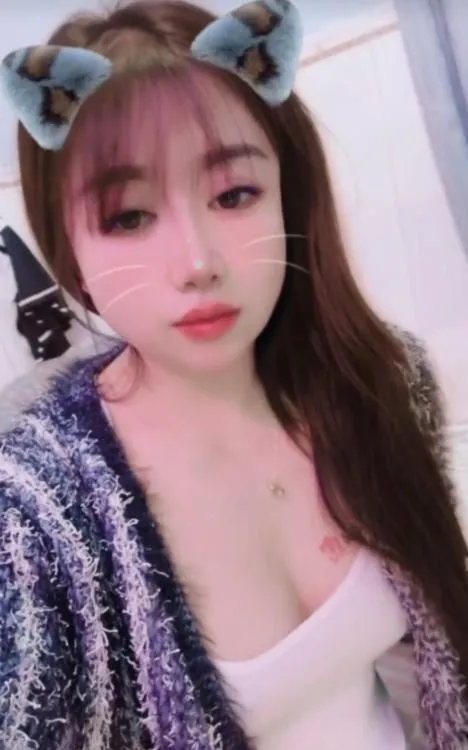 白云少妇琴