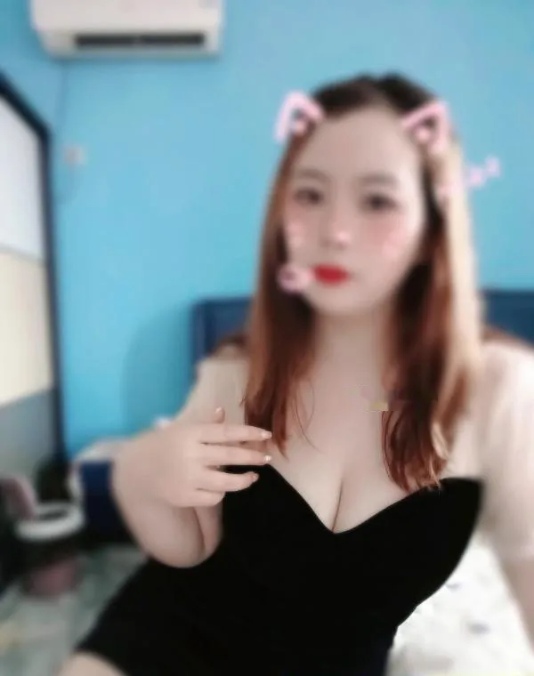 喷S 大胸翘臀人妻