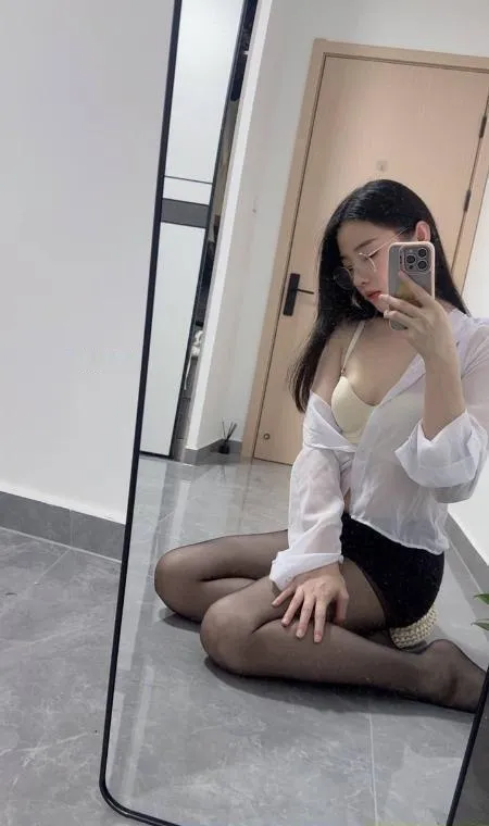 制服多多的温柔少妇
