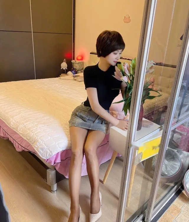黄埔黑丝制服御姐