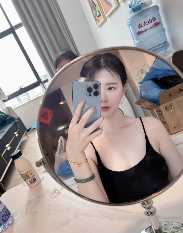 年轻性感嫩妹兔宝