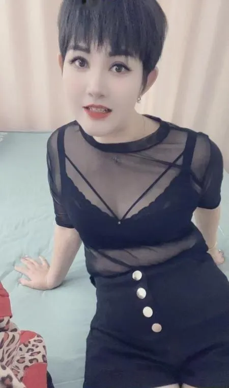 短发少妇