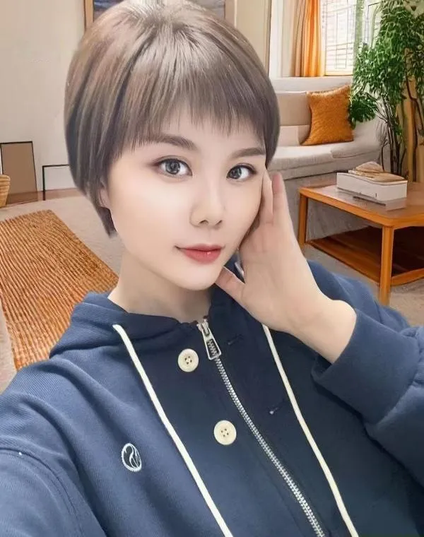 短发小姐姐