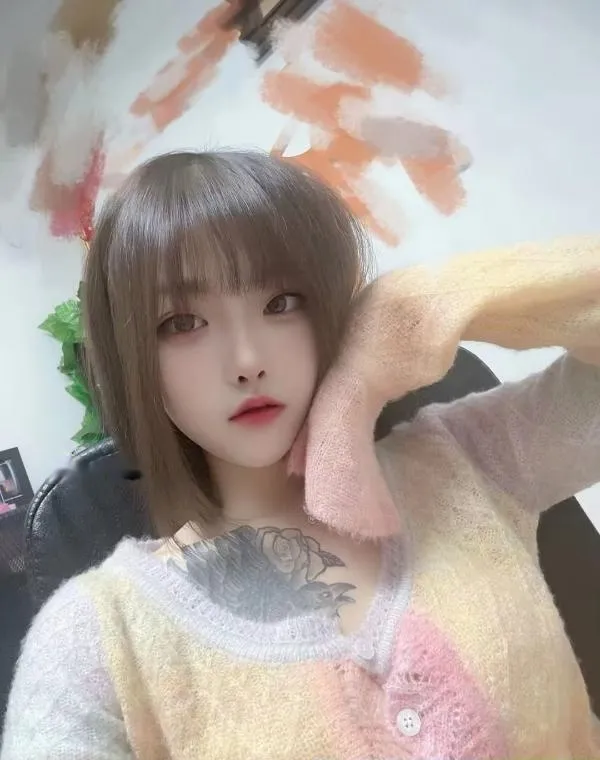 雨花长相甜美的小嫩妹