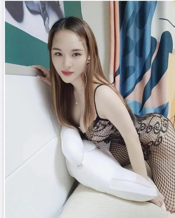 制服御姐圆圆