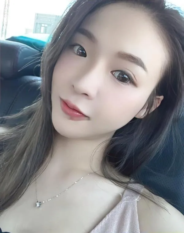 东站美胸翘臀甜甜