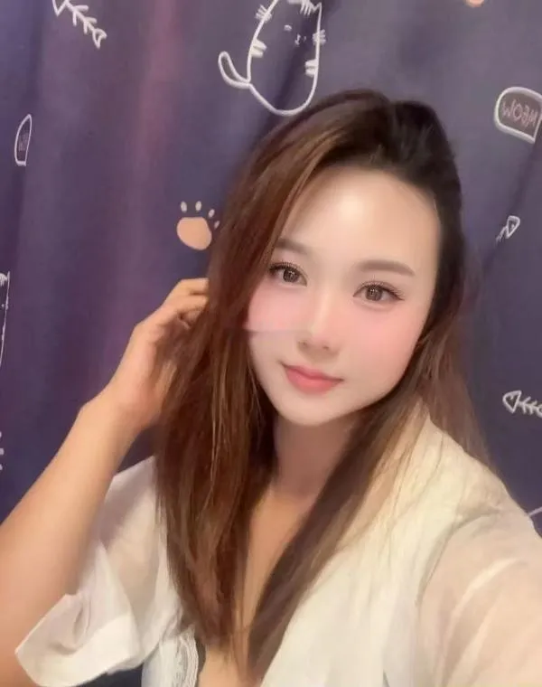 大胸舌吻少妇