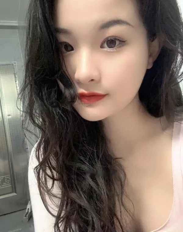 想入非非的妃儿