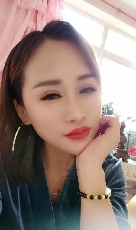 性感黑丝红唇熟女