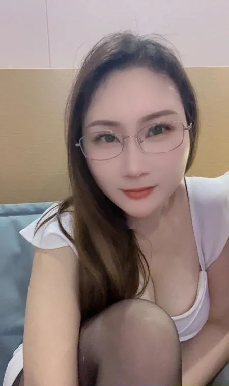 天心大胸美腿御姐