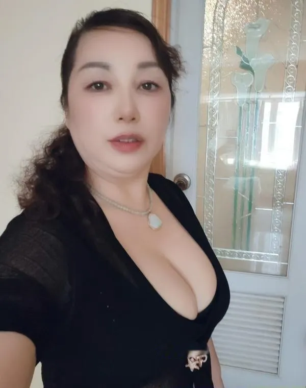 秀姐肉丝巨臀