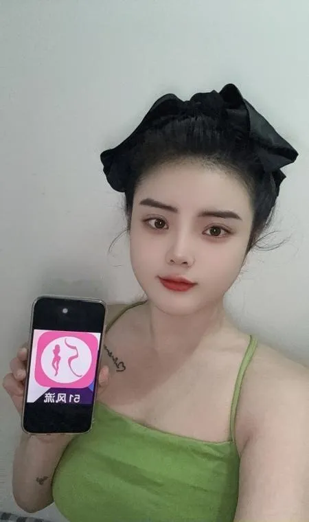 E奶小依依