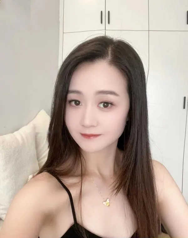 天心肤白貌美妹子