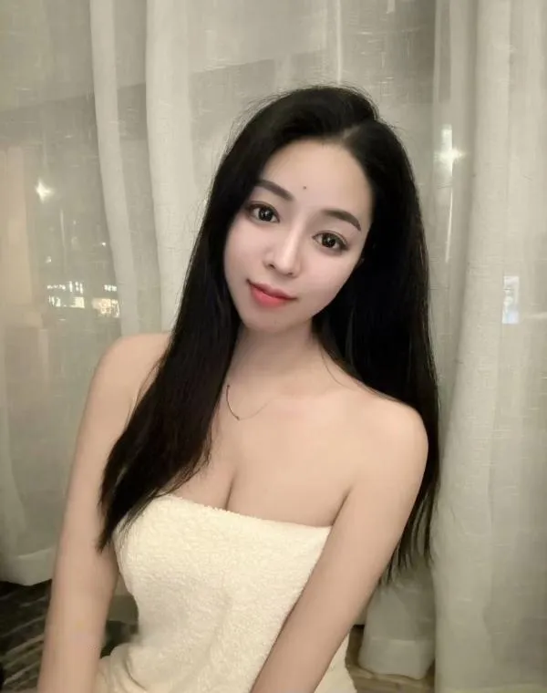 天心长腿新人梓琪