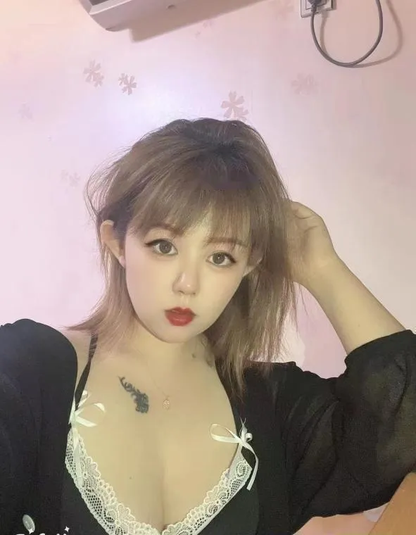 微胖丰满大胸妹