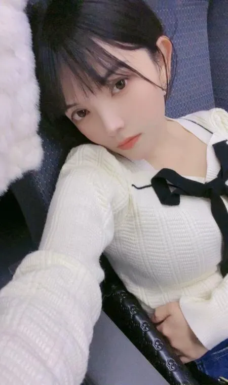 短发气质美女