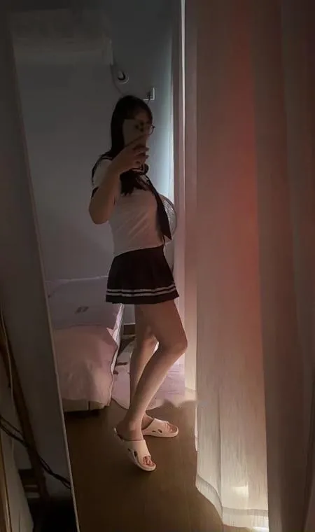 南山温柔眼镜妹