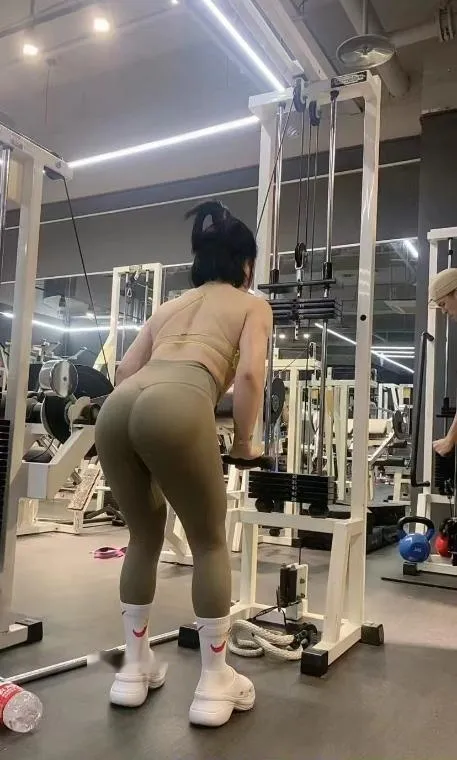 健身翘臀女