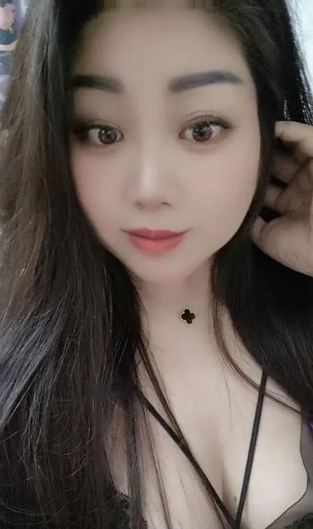 冒雨寻食少妇
