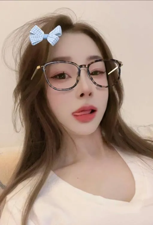 皮肤很白的77