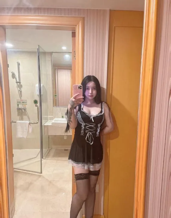 年轻丰满纹身小妹