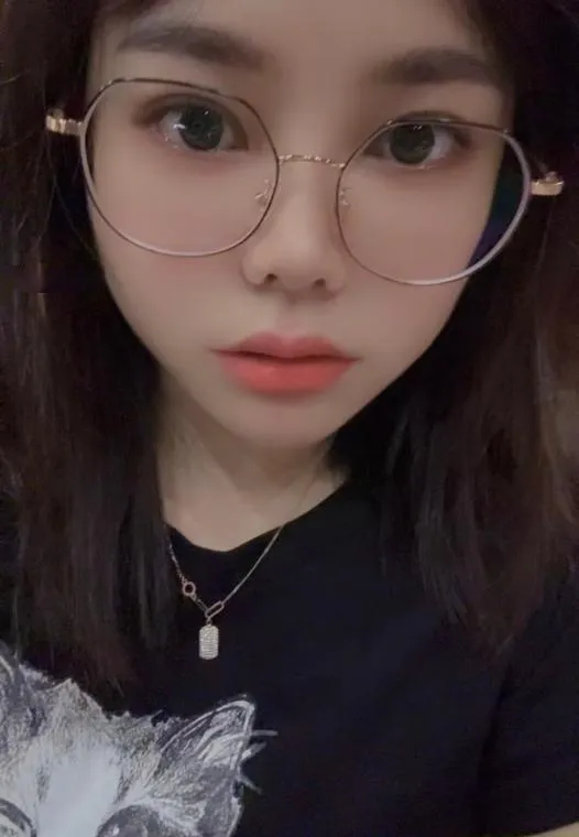 短发活泼娃娃脸