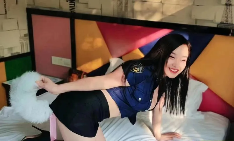 SM三通骚少妇