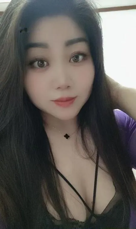 冒雨寻食少妇