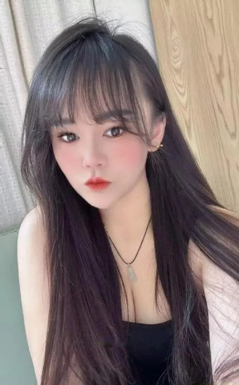 丝袜制服兼职小师妹